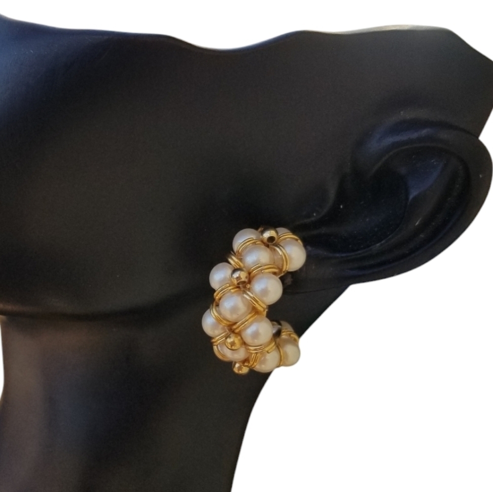 AVON VINTAGE 1996 "PEARLESQUE" GOLDTONE & FAUX PEARL HUGGIE HOOP EARRINGS